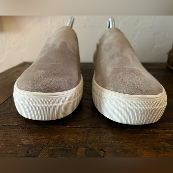 Steve Madden Sneakers Gills Grey
Suede Slip On Shoes, Women’s size 9.5 - Picture 3 of 14